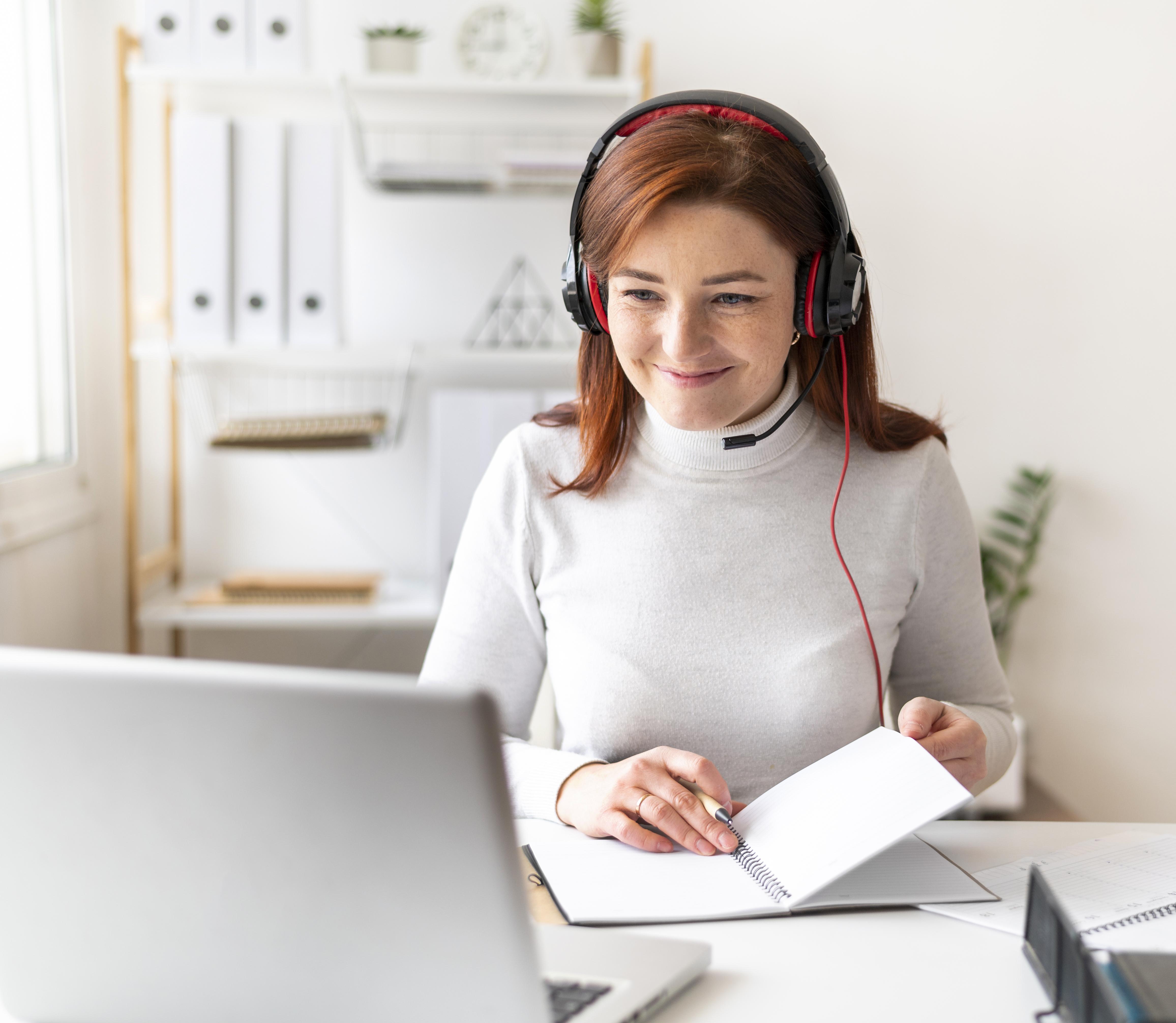 mujer en el trabajo con videollamada